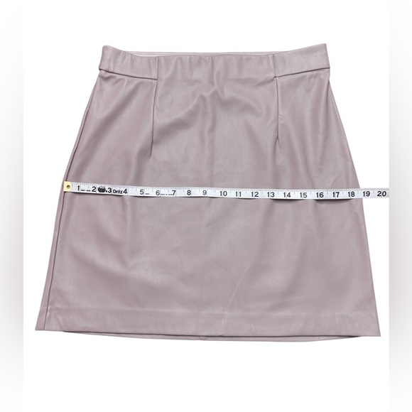 NWOT, Dynamite, Light Pink Faux Leather Skirt, Large - Picture 4 of 9